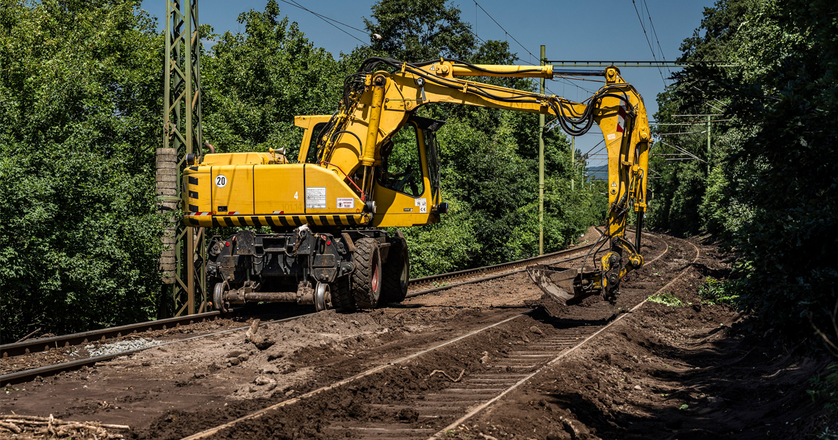 MÁVINFORM: Folyamatosan dolgoznak a vasúti pálya helyreállításán Dömösi átkelésnél